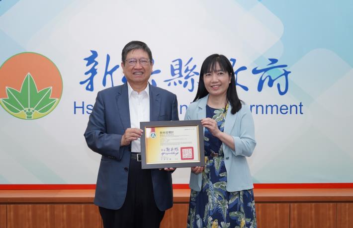 官網-官網-六家高中閱讀志工團榮獲閱讀推手團體組獎，六家高中校長江月媚代表獻獎。.JPG