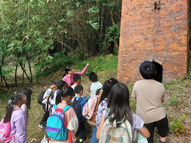 陸豐國小教師黃筱婷榮獲閱讀推手個人組獎，帶領學生走讀芎林，介紹打磚窩文化園區歷史。