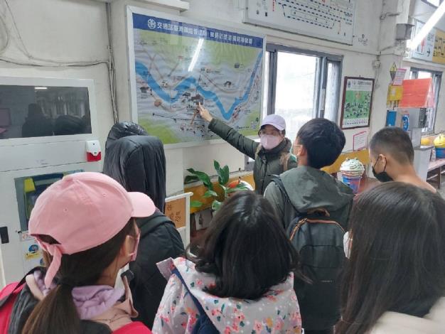 陸豐國小教師黃筱婷榮獲閱讀推手個人組獎，帶領學生走讀平溪線鐵道。