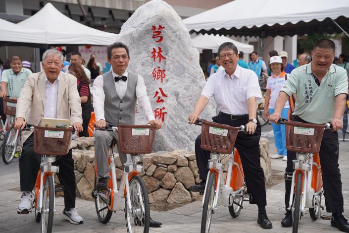 官網DSC05381芎林鄉微笑單車服務正式啟動，新竹縣長楊文科（右二）試乘.JPG