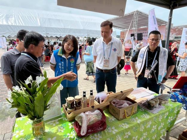新竹縣政府教育局長楊郡慈(左三)走訪了解豐湖社大成果