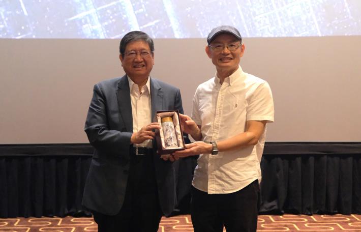官網-縣長楊文科贈送文化基金會文創品給製作人陳添順.JPG