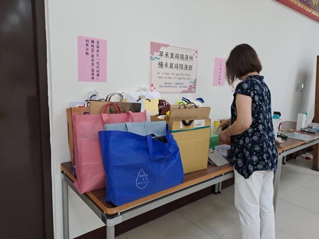 新埔鄉公所與攤商配合宣導資源循環，邀請民眾使用二手環保袋。