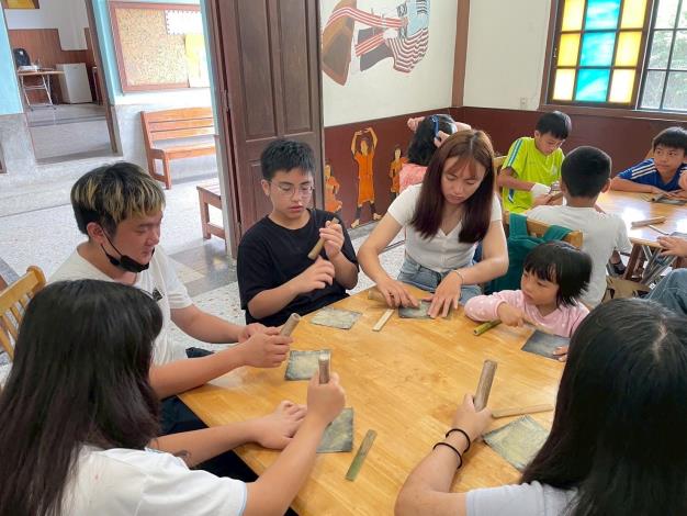 新竹縣政府攜手輔仁大學國際夥伴學習推展中心與清泉天主堂，於7月3日至12日共同在五峰鄉舉辦「暑期小衛星營隊」，以愛與陪伴守護部落孩童的暑期生活。 (3)