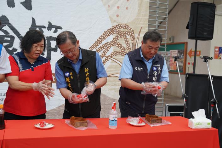 兩位議員體驗紅粄 壓模DSC02347.JPG
