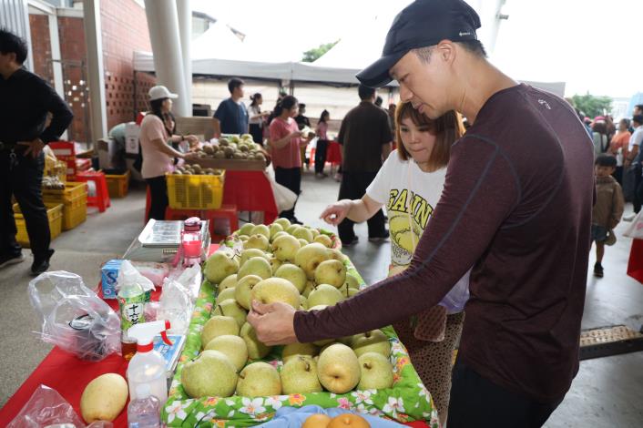 官網IMG_1239新埔水梨節現場買氣強強滾.JPG
