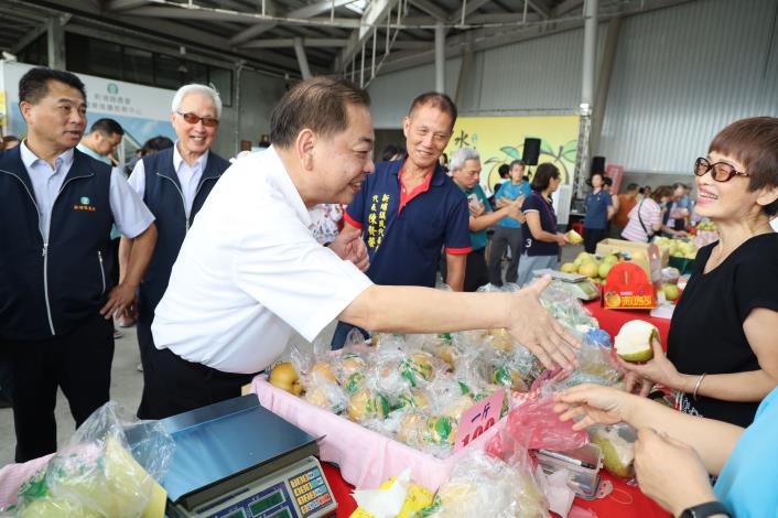 官網IMG_1429新竹縣副縣長陳見賢關心農民們銷售情況，也現場試吃、採購水梨表達支持。.JPG