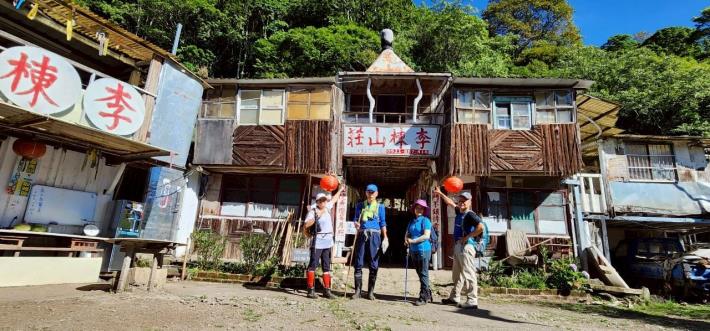 76歲勇腳阿北邱義春(左二)已連續4年完登所有任務步道。