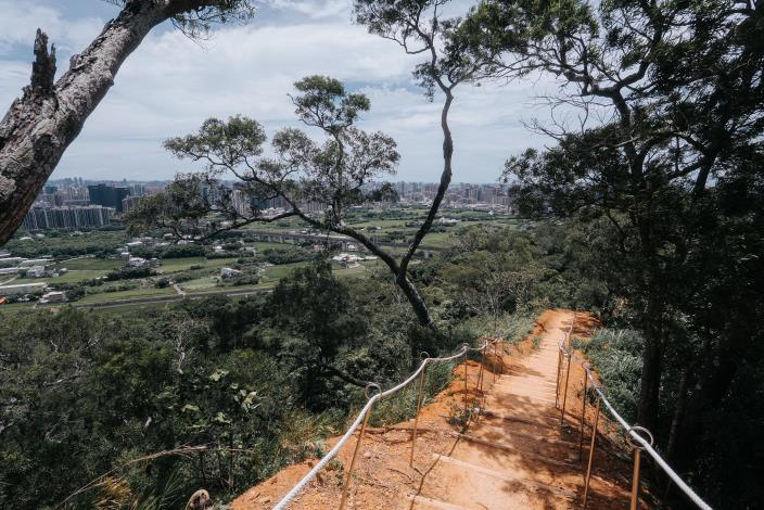 文山步道深受大家喜愛，行進間可眺望竹北市區風景。
