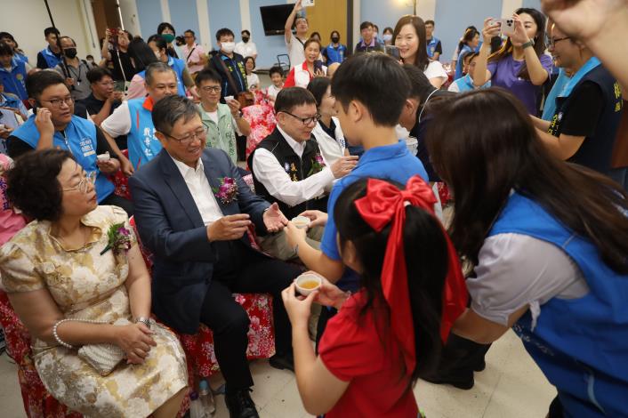 官網IMG_1536新竹縣長楊文科和所有模範父親一起接受子女代表的奉茶.JPG