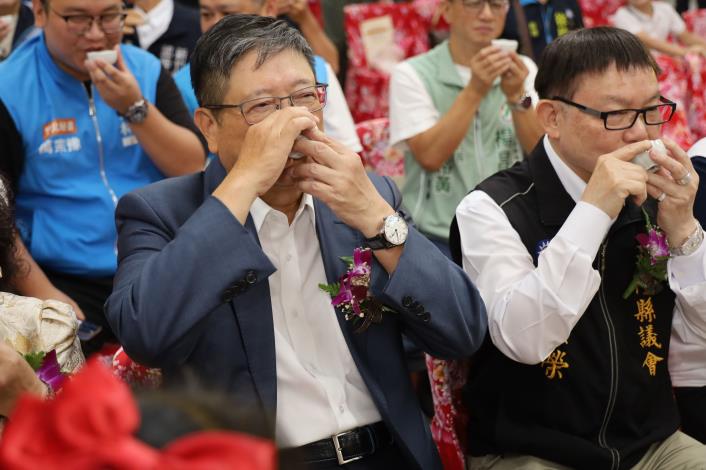 官網IMG_1576新竹縣長楊文科、議長張鎮榮與所有模範父親一起接受子女代表的奉茶.JPG