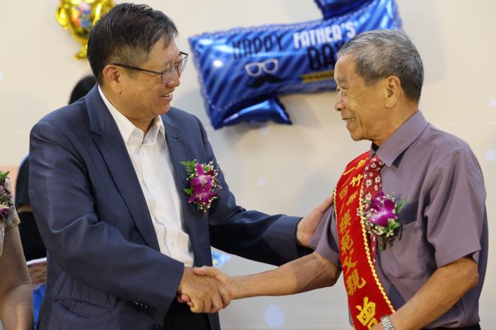 官網0B5A4156新竹縣長楊文科逐一向模範父親代表致謝.JPG