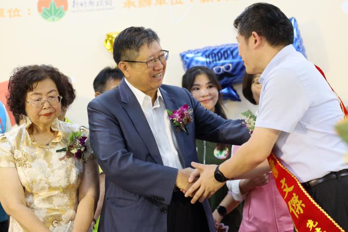官網0B5A4244新竹縣長楊文科逐一向模範父親代表致謝.JPG 官網0B5A4244新竹縣長楊文科逐一向模範父親代表致謝.JPG