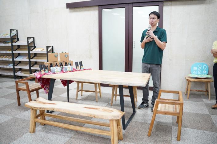 農林剩餘資源加值利用為實木公共傢俱，7件組樟木桌椅總固定碳量達56.2公斤。.JPG