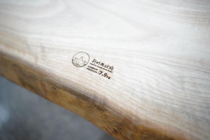 農林剩餘資源加值利用為實木公共傢俱，將固定碳量以雷射雕刻標示於傢俱上。 (3).JPG