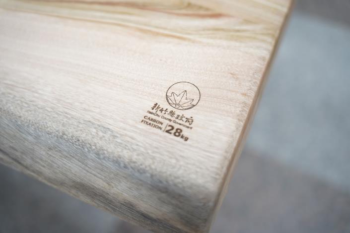 農林剩餘資源加值利用為實木公共傢俱，將固定碳量以雷射雕刻標示於傢俱上。 (2).JPG