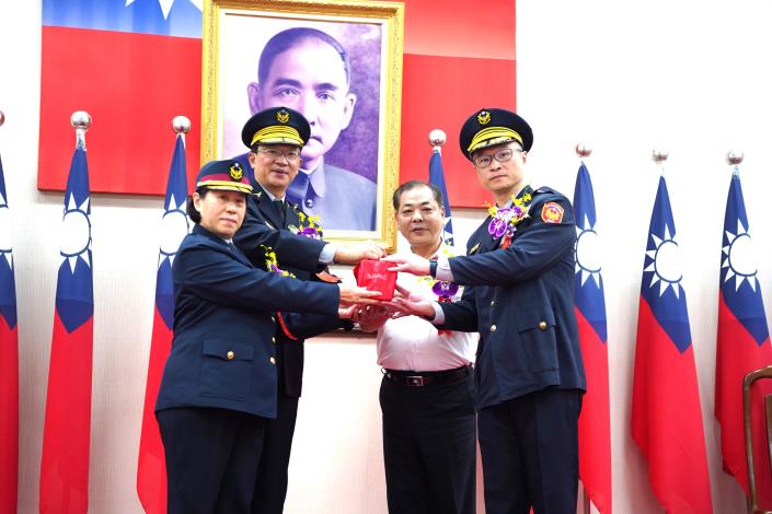 官網DSC07750新竹縣政府警察局長交接典禮由副縣長陳見賢(右二)親自見證,右一為新任警察局長林建隆.JPG 官網DSC07750新竹縣政府警察局長交接典禮由副縣長陳見賢(右二)親自見證,右一為新任警察局長林建隆.JPG
