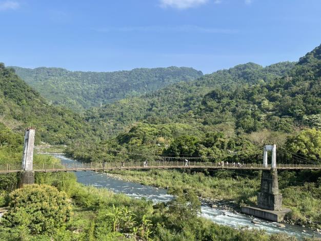 內灣老街橫越油羅溪的吊橋風光