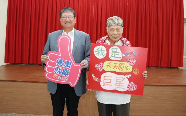 官網-新竹縣長楊文科與高齡96歲的黃鴻富老先生合影。.JPG