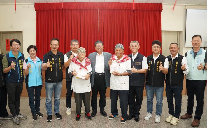 官網-新竹縣長楊文科贈送小禮物祝福長輩們進軍全國賽再創佳績。.JPG