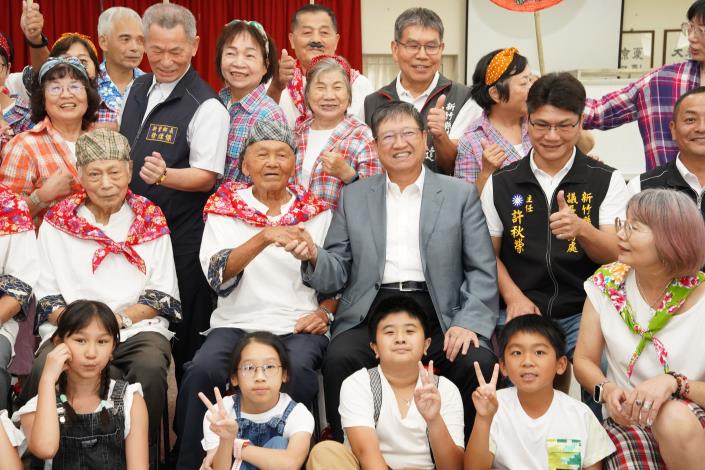 官網-高齡104歲的宋增土老先生於團體合照時緊緊握住縣長楊文科的手。.JPG