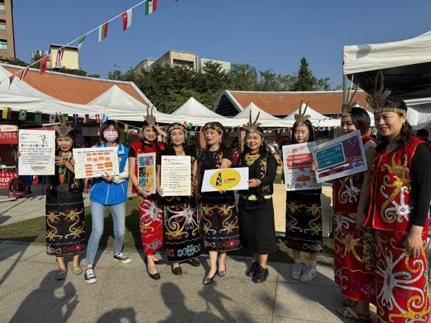 官網-林子惠(左二)積極參與新住民活動，以活潑的方式宣導戶政知識，深獲新住民家庭肯定。 (2).JPG