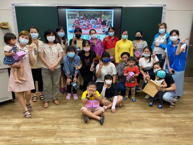 官網-林子惠(右一)獲選績優戶政人員，為輔導新住民融入在地生活，她深入學校外籍配偶生活適應輔導班，以活潑的方式宣導戶政知識。