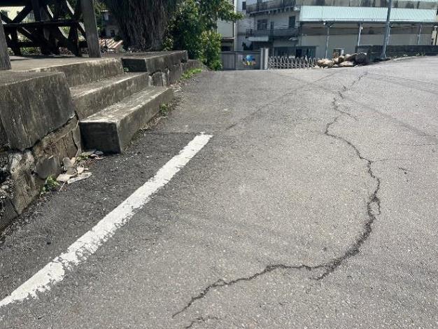 獲補助改善的新埔鎮巨埔里新龍路 98 巷道路縱向損壞情形_0