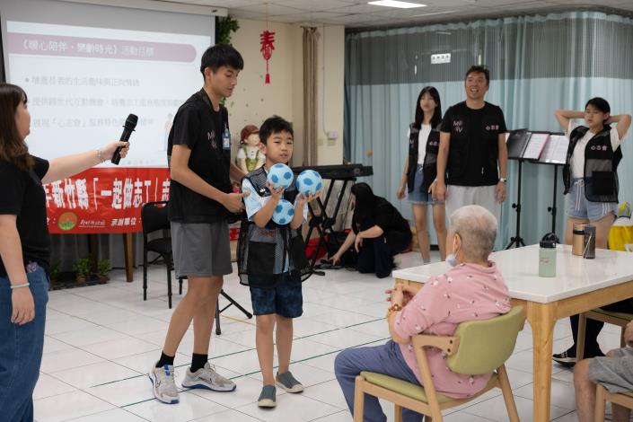 網~志工家庭為長輩表演