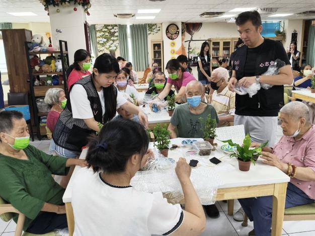 網~志工家庭帶著蒲公英住民做植栽10