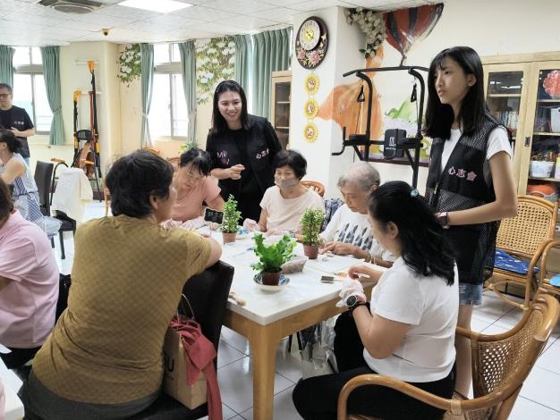 網~志工家庭帶著蒲公英住民做植栽8