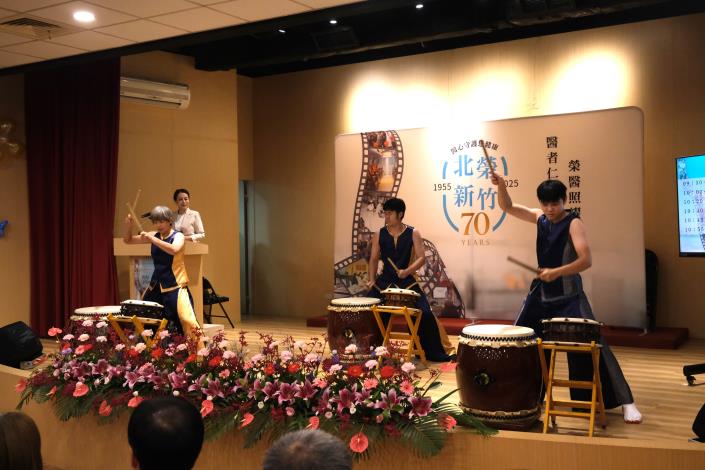 官網-今日慶祝活動由JF太鼓中心震撼的太鼓表演揭開序幕，接續尖石鄉泰雅學堂青年合唱團如天籟之音的獻唱.JPG