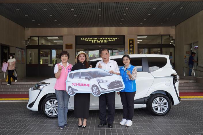 縣府獲贈首部兒少保護專車DSC02742.JPG
