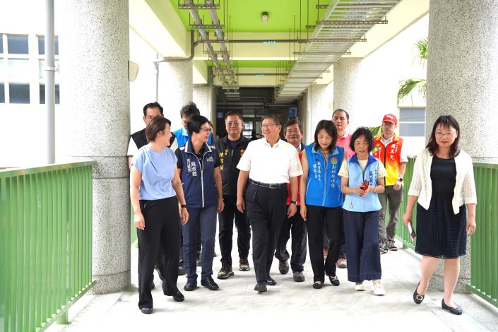 官網DSC09859新竹縣長楊文科(左四)今天前往湖口高中視察。.JPG