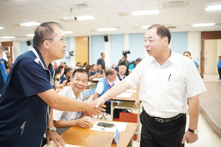 官網DSC08715新竹縣副縣長陳見賢(右)逐一與各鄉鎮市調解委員會打招呼.JPG
