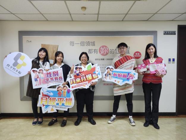 官網-新竹縣政府社會處婦女及新住民科專員黃展瑩(左一)，榮獲衛生福利部第三屆全國績優社政人員服務績優獎表揚。