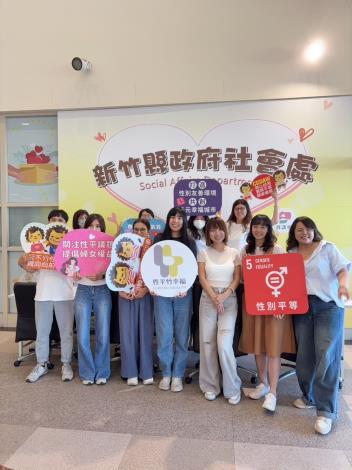官網-新竹縣政府社會處婦女及新住民科專員黃展瑩(前排中)，榮獲衛生福利部第三屆全國績優社政人員服務績優獎表揚。