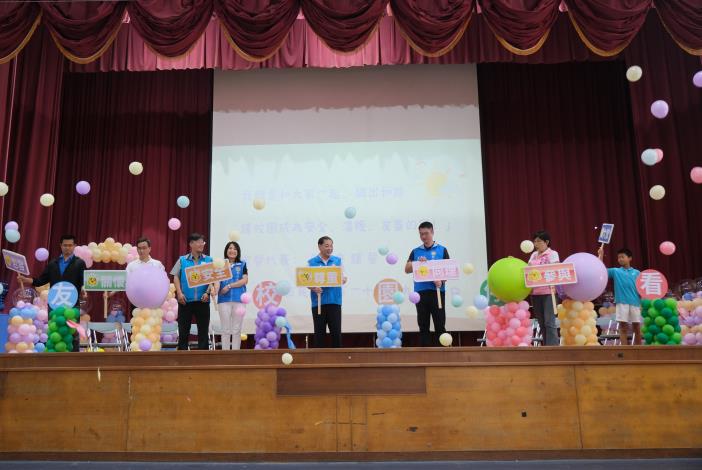 官網-陳副縣長與教育局長、六家國小師生以「關懷」、「友善」、「尊重」之槌敲破象徵「冷漠」的氣球.JPG