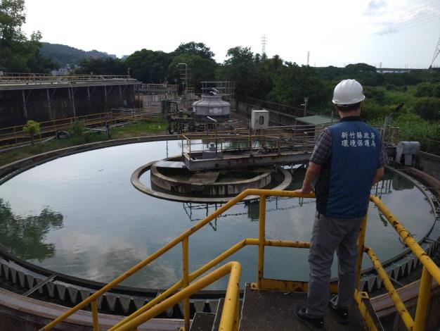 環保局人員9月5日前往遠東紡織廠房巡查製程狀況。 (2)