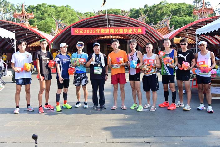 官網-縣長與男子12公里組前十名合影