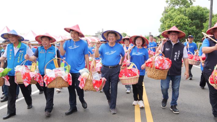 官網P1017447_義民祭開幕式，來賓共同挑擔進場