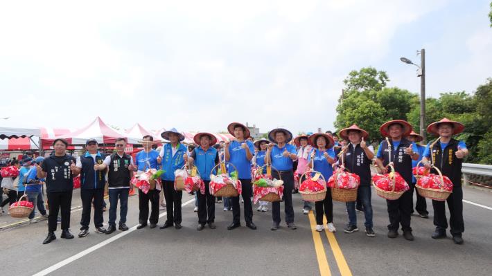 官網P1017442_義民祭開幕式，來賓共同挑擔進場