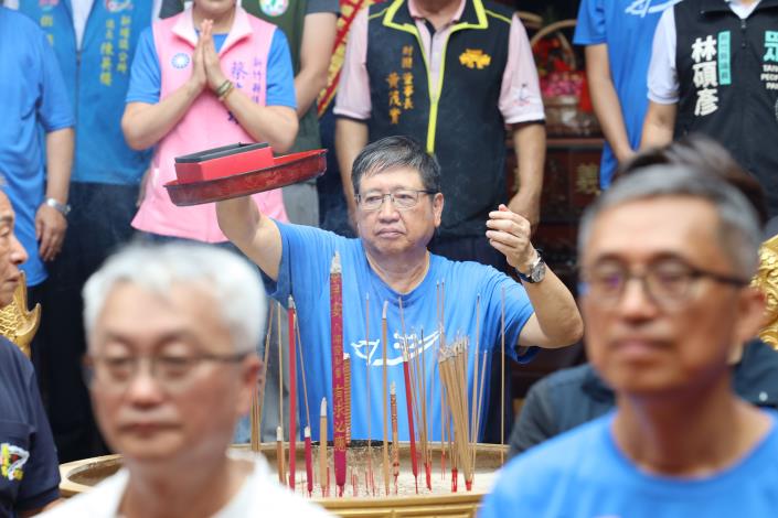 0B5A5862提供官網_新竹縣長楊文科將平安符過香爐
