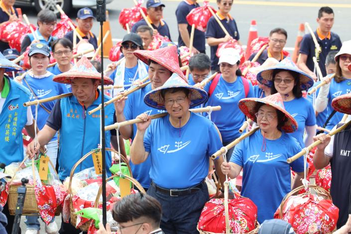 官網_新竹縣長楊文科（右二）挑擔進場