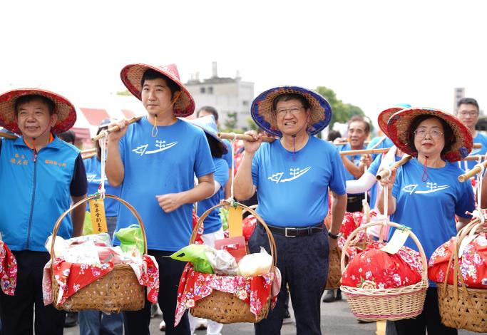 官網DSC06475_新竹縣長楊文科（右二）挑擔進場