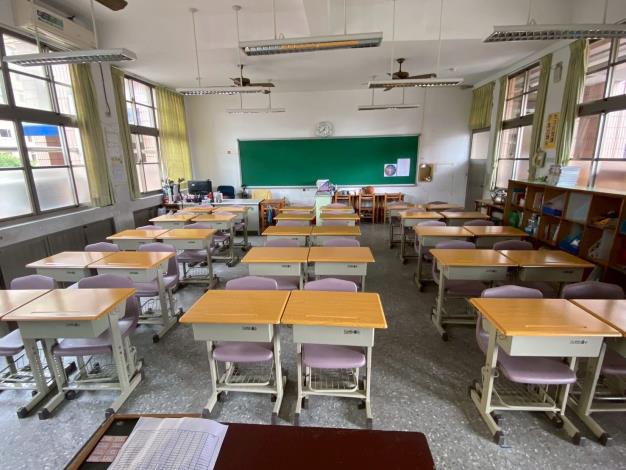 官網-縣府自114年起，分六年將全縣各國中小課桌椅逐年汰換為可調式課桌椅