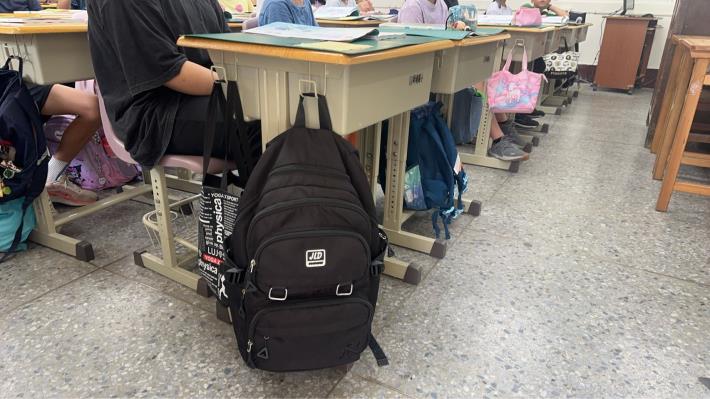 官網-桌子四周設有掛鉤，可用來懸掛餐袋或抹布，十分便利