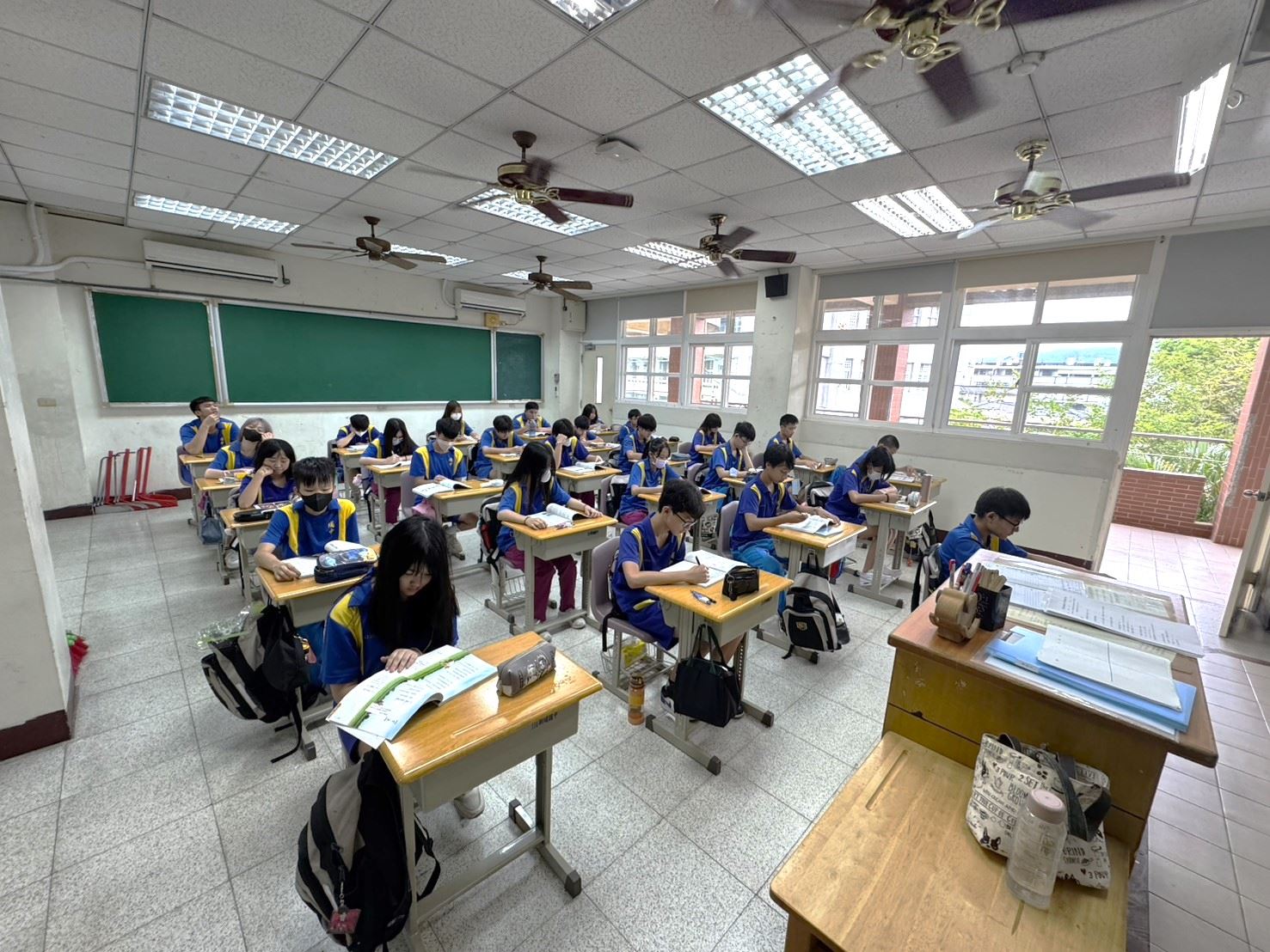 官網-可調式課桌椅具7段可調設計，隨孩子成長自由調整，從國小到青少年都合適