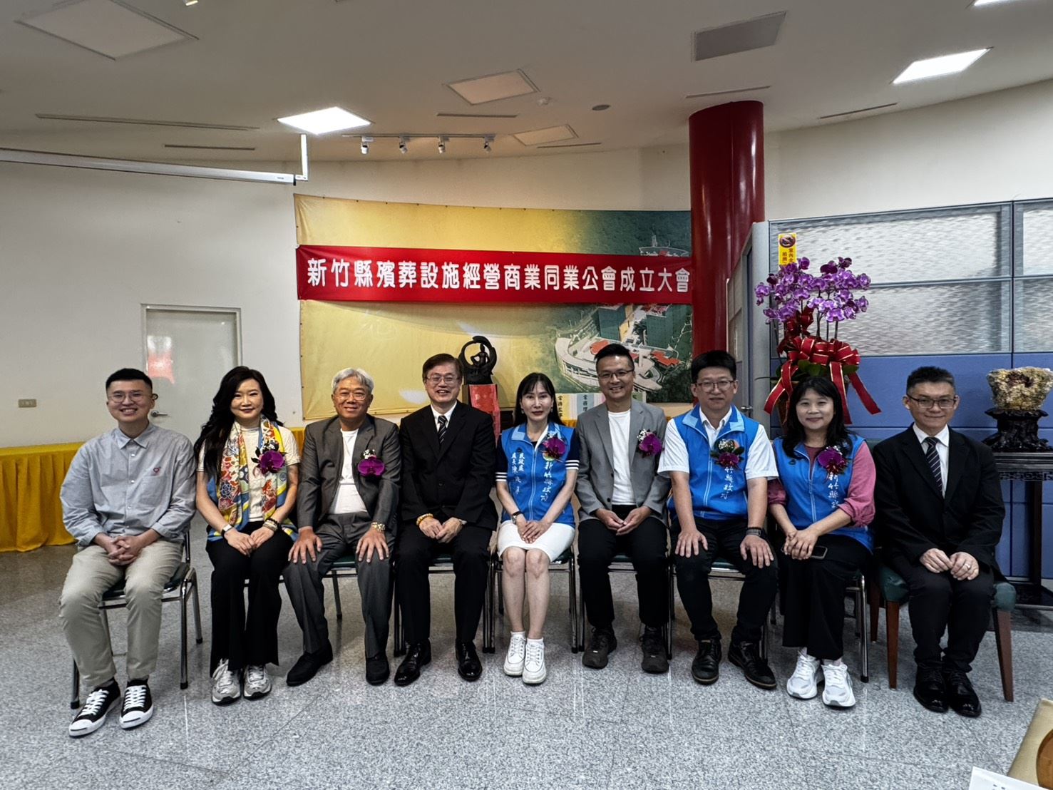 官網-新竹縣殯葬設施經營商業同業公會理事長由薛義興(左四)擔任。