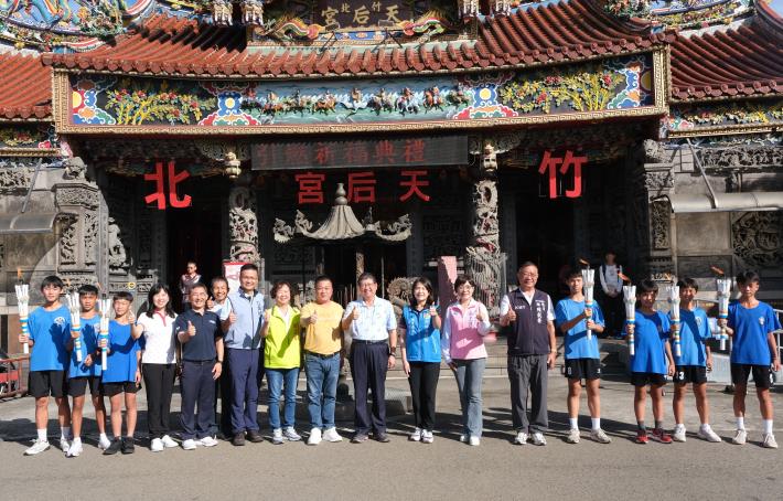 官網-楊縣長點燃聖火後傳給聖火隊，象徵縣運賽會正式開始！.JPG